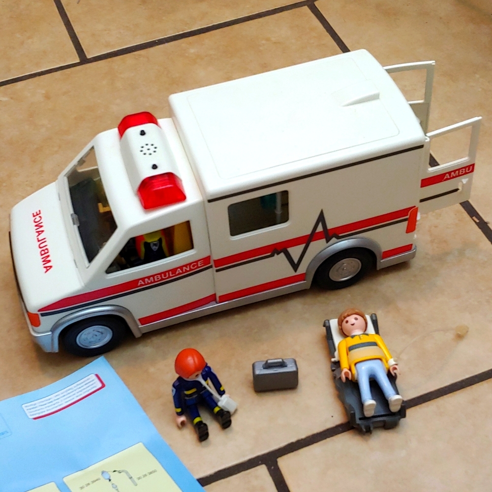 PLAYMOBIL * RESCUE AMBULANCE * NEARLY COMPLETE * SIRENS * LIGHTS ๐ - Picture 6 of 14